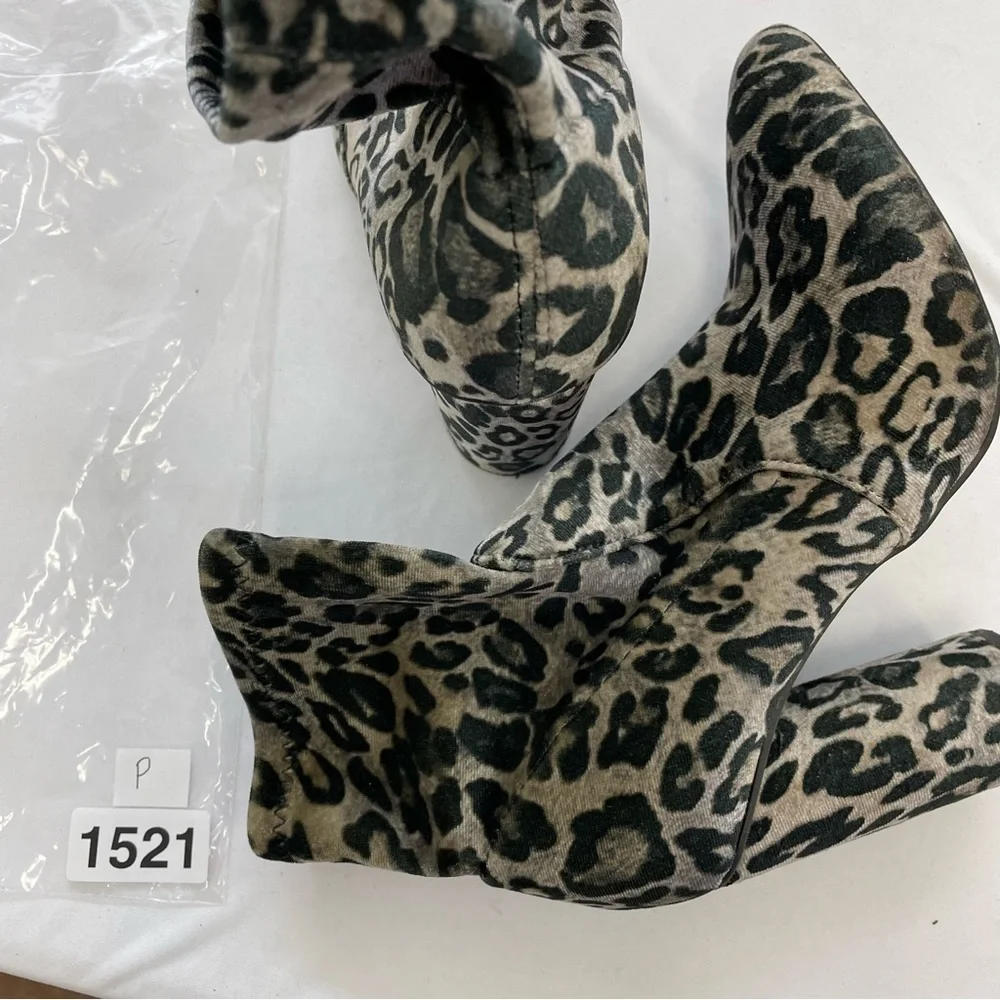 Leopard ankle boot size 6 1/2  Black 4